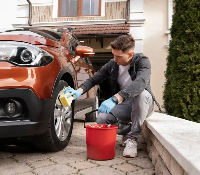 Lavage auto à domicile Piégut : professionnel intervenant sur un véhicule
